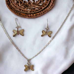 Collar y aretes de plata con mariposas de ámbar